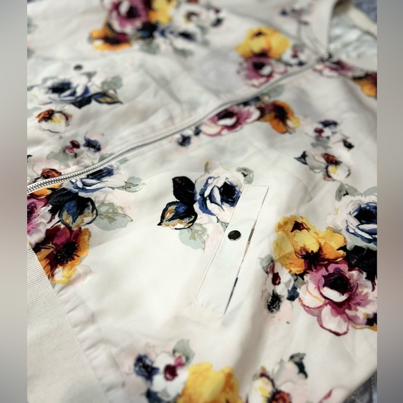 Cozy casual nwot bomber floral jacket - Picture 6 of 12